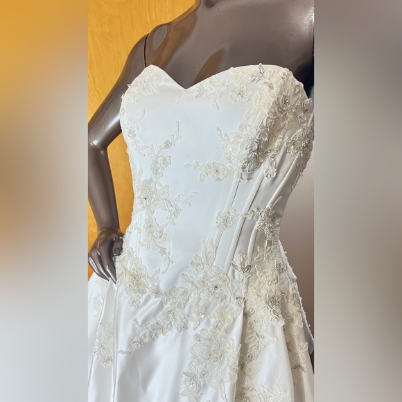 David’s bridal style WG3627 ivory corset back ball gown. - Picture 6 of 9